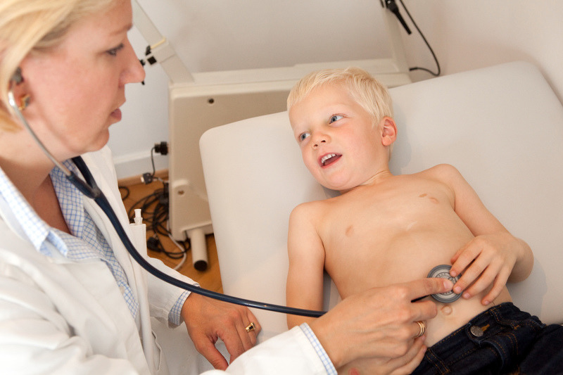 Bauchweh bei Kindern: Ursachen abklären und gelassen bleiben.