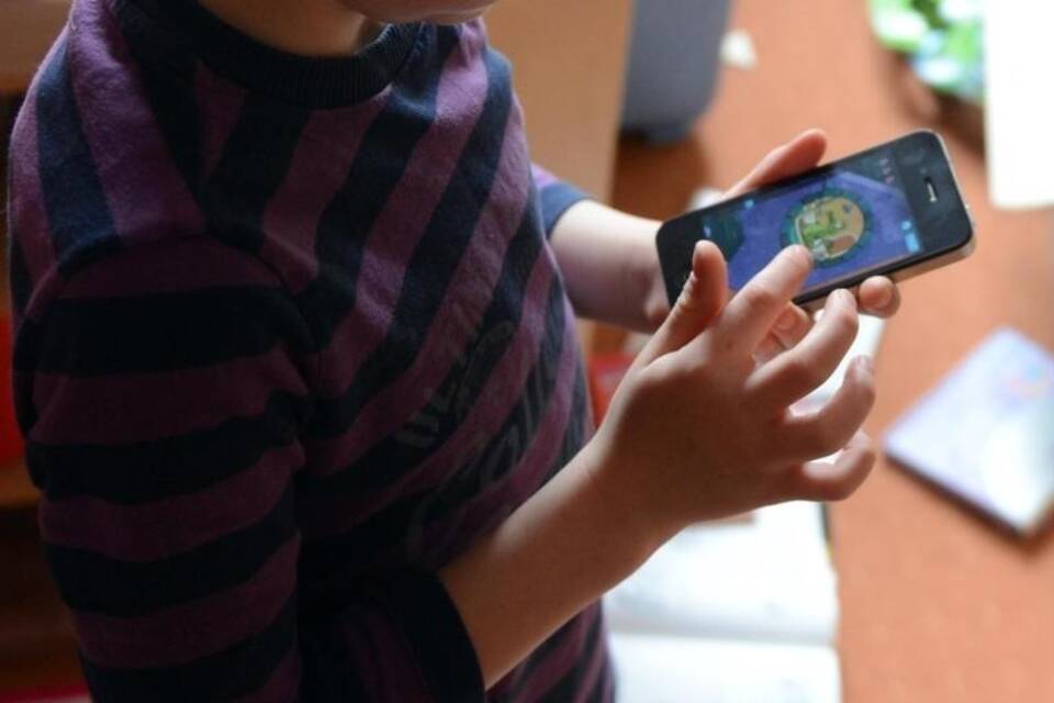 Kind mit Smartphone Kind mit Smartphone