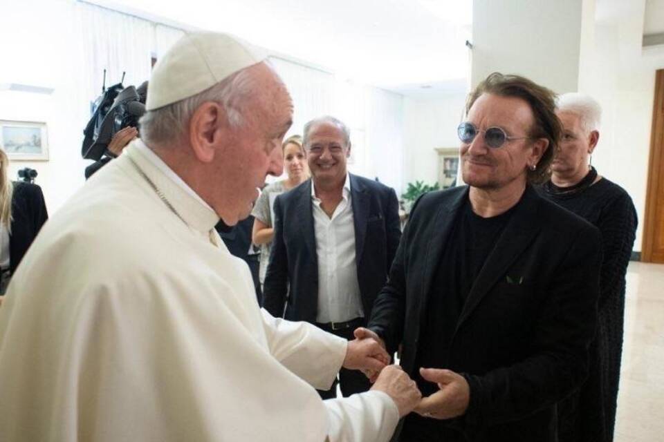 Bono besucht Papst