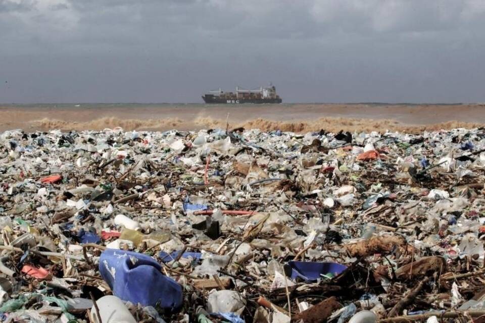 Müll am Mittelmeerstrand