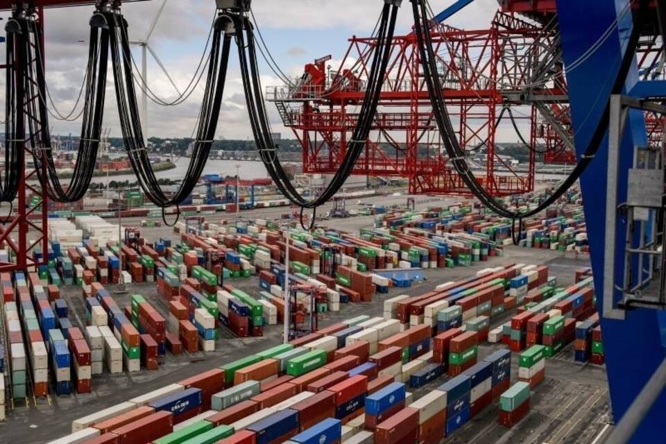 Containerumschlag im Hamburger Hafen Containerumschlag im Hamburger Hafen
