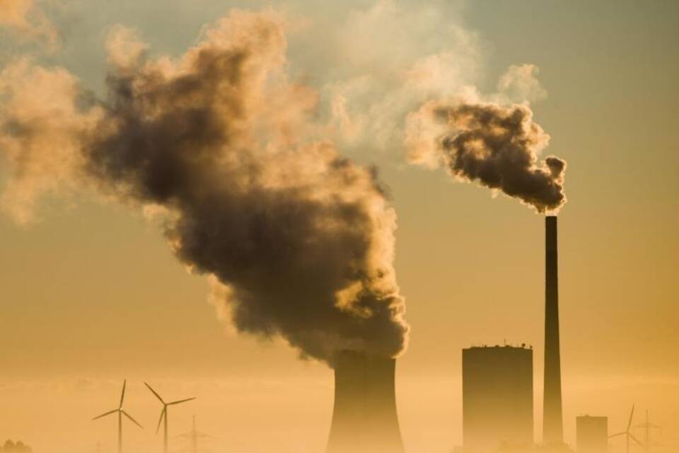 Kohlekraftwerk und Windräder