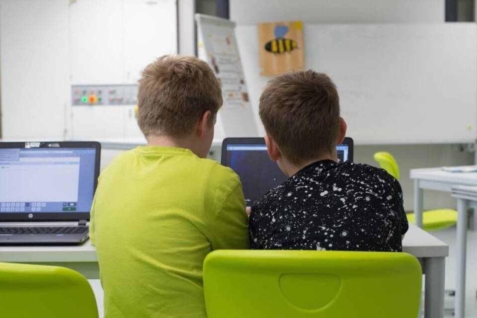 Schüler mit Laptop Schüler mit Laptop