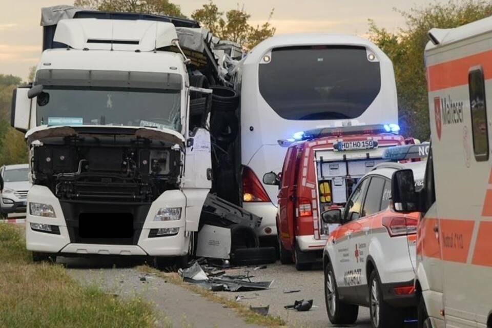 Reisebus kollidiert mit Sattelzug