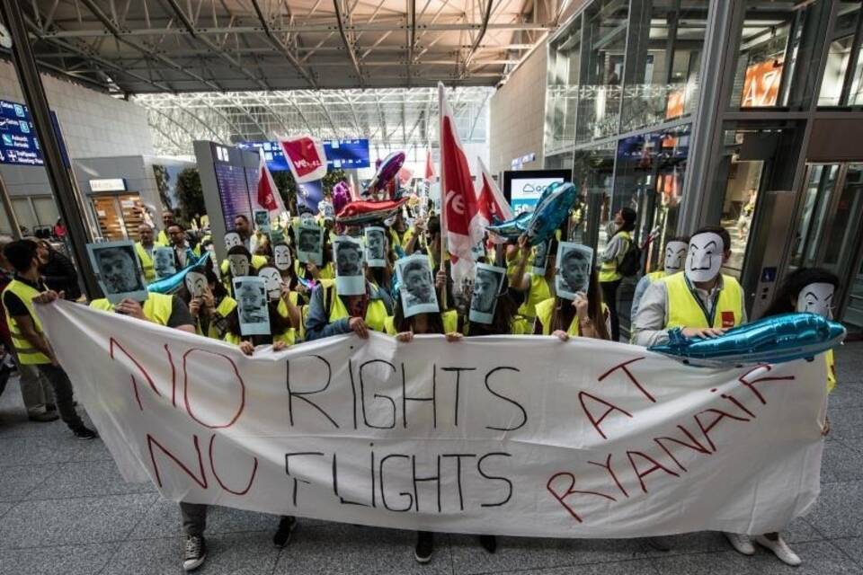 Ryanair-Flugbegleiter demonstrieren in Frankfurt