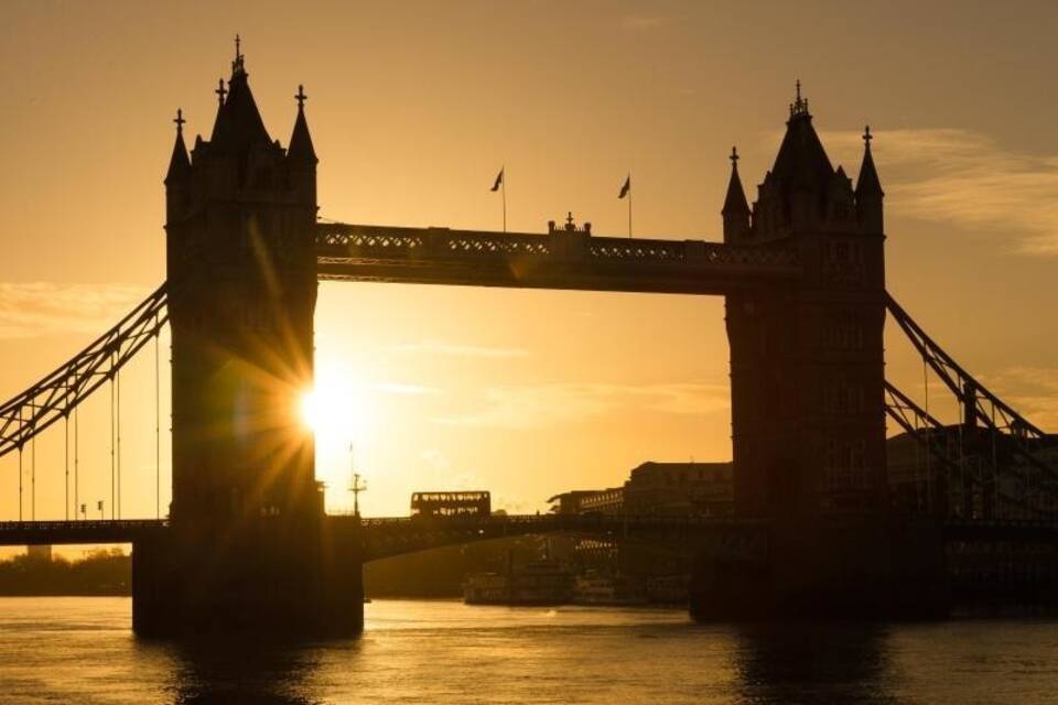 Tower Bridge im Sonnenaufgang