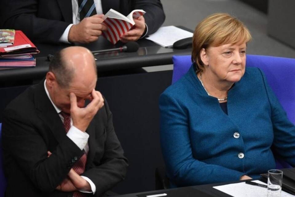 Scholz und Merkel Bundestag