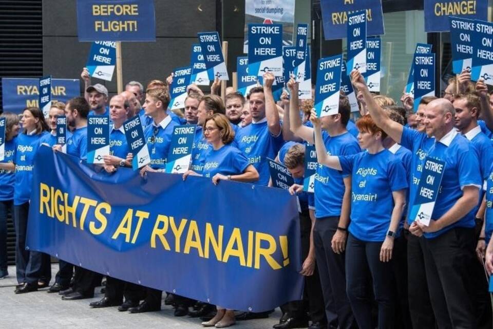 Demonstrierende Ryanair-Mitarbeiter