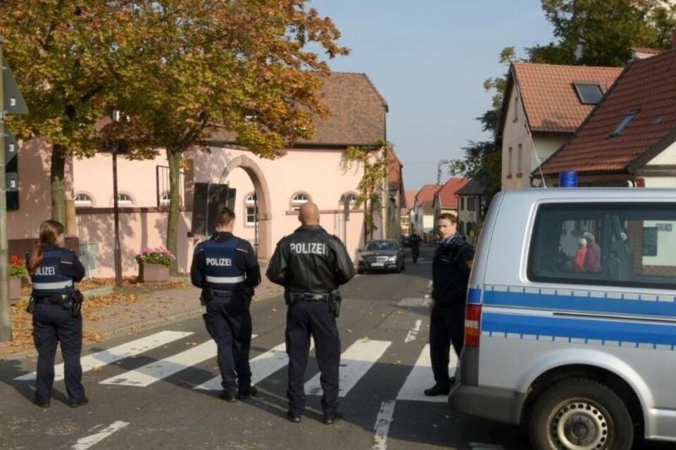 Polizeibeamte am Tatort in Kirchheim Polizeibeamte am Tatort in Kirchheim