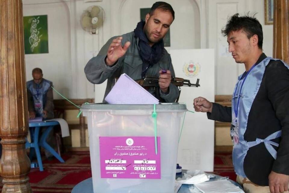Polizist bei der Stimmabgabe in Kabul