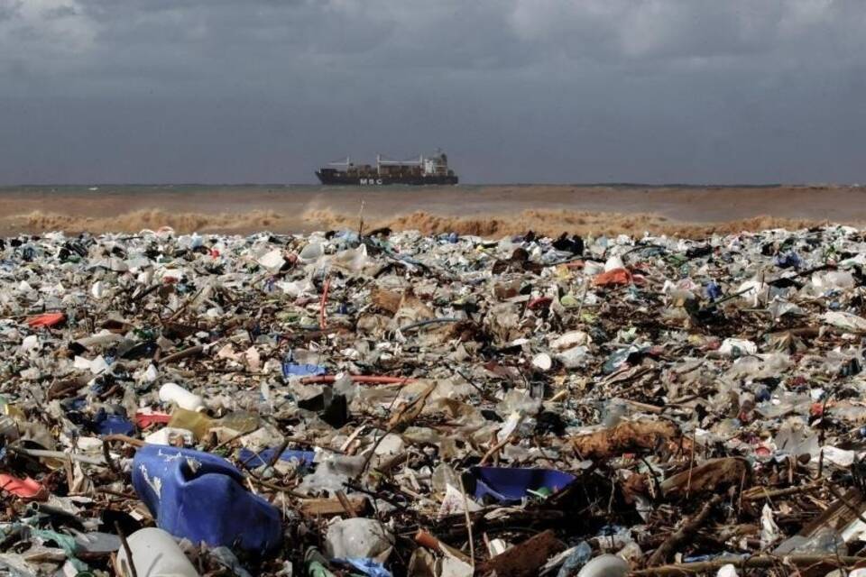 Plastikmüll am Mittelmeerstrand