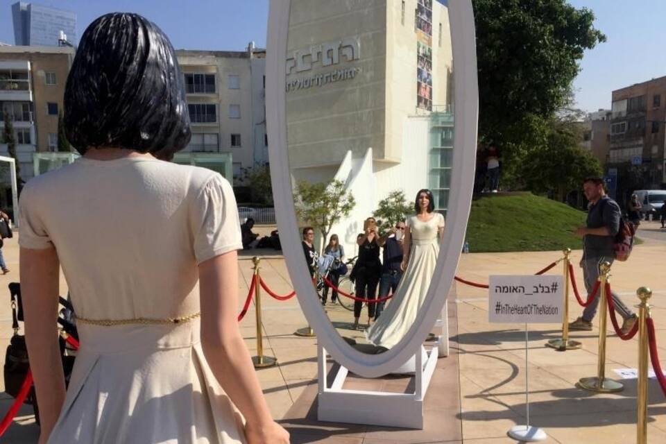 Protest mit Miri Regev Statue
