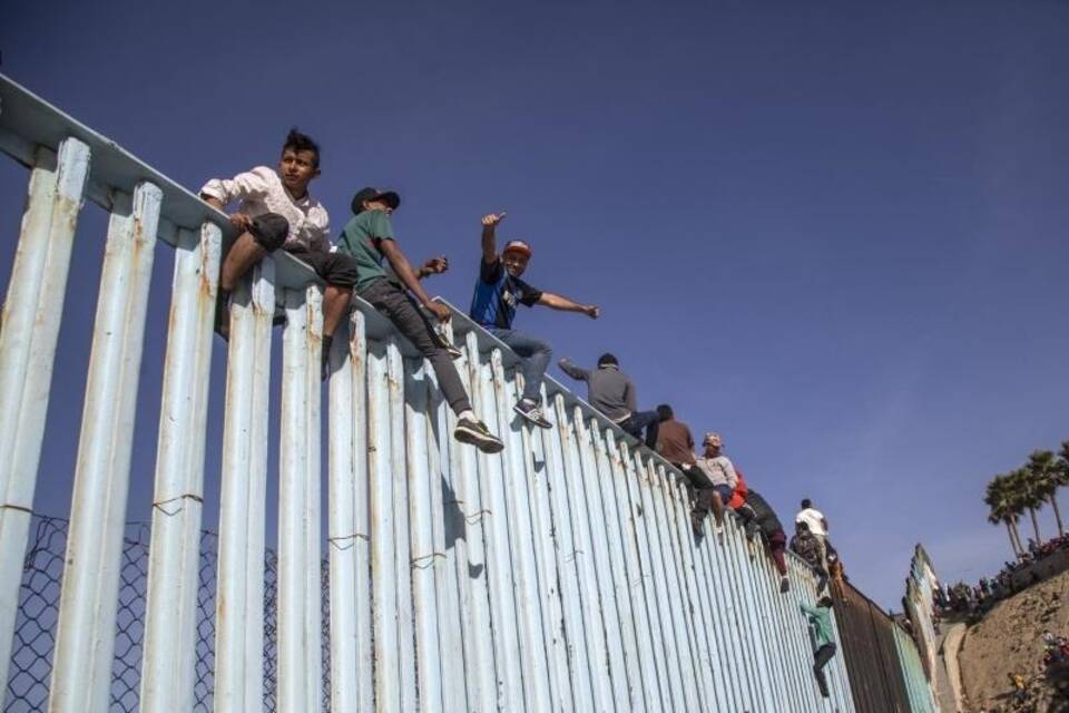 Migranten erreichen Grenzmauer