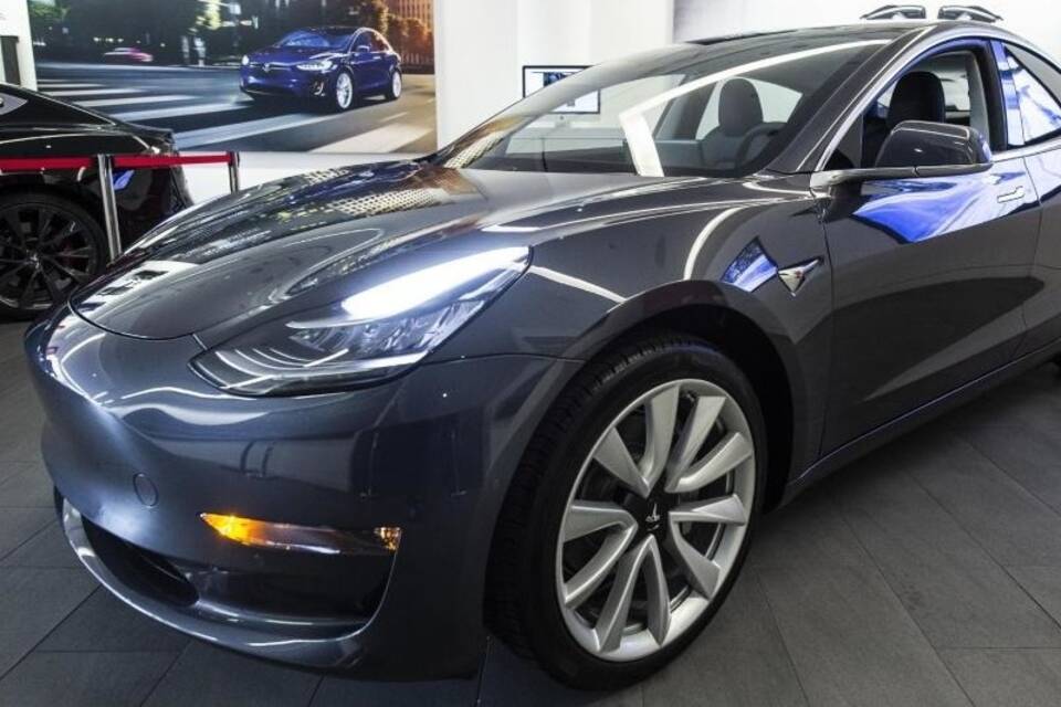 Tesla stellt Modell 3 in Europa vor