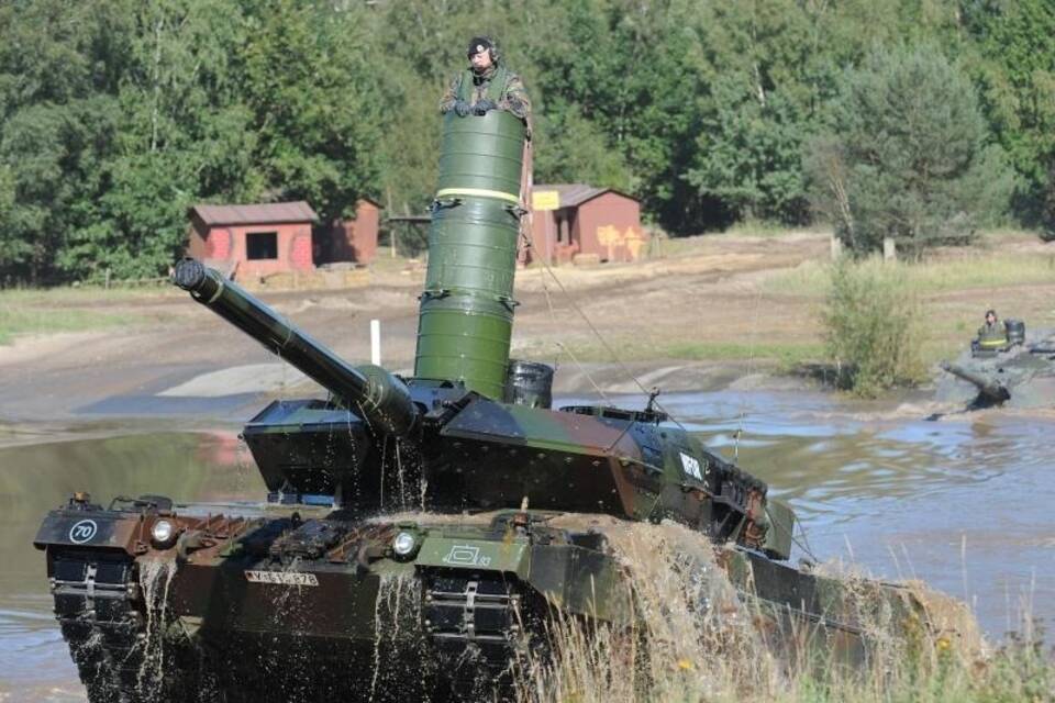 Truppenübungsplatz Bergen Deutscher und niederländischer Soldat bei