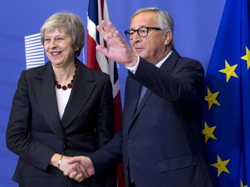 May Unter Großem Druck Brexit Vertrag London Und Brüssel Im