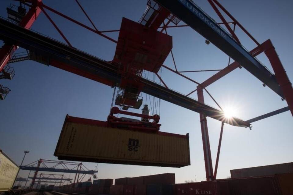 Containerumschlag im Hamburger Hafen Containerumschlag im Hamburger Hafen