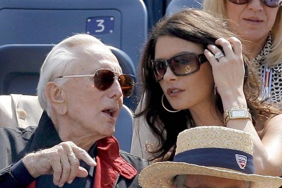 Catherine Zeta Jones und Kirk Douglas