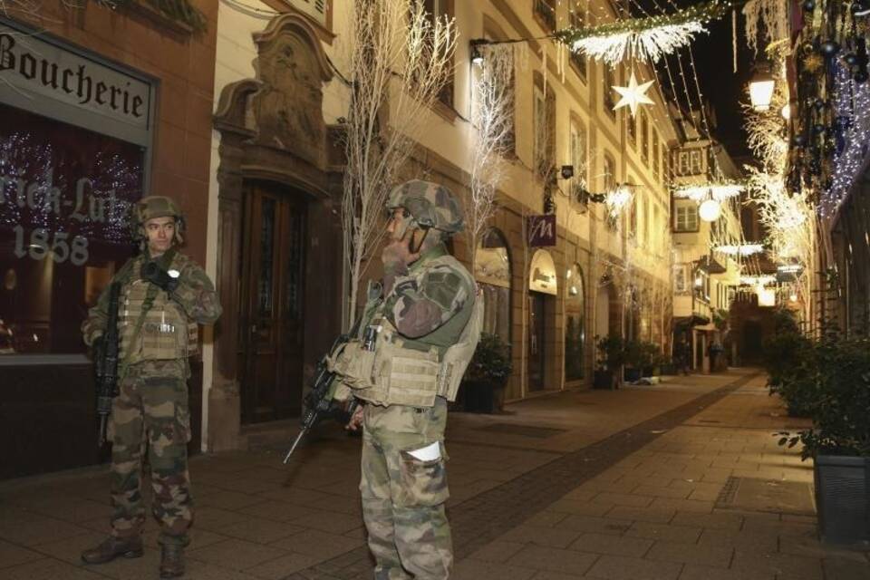 Soldaten sichern Straßburger Weihnachtsmarkt