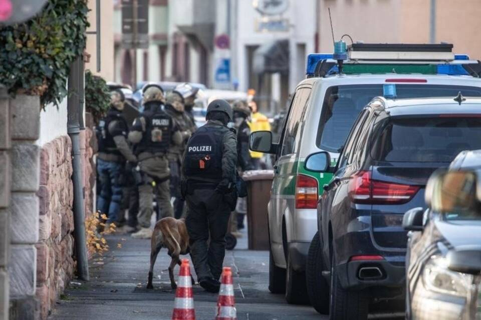 Mann verschanzt sich in Gebäude