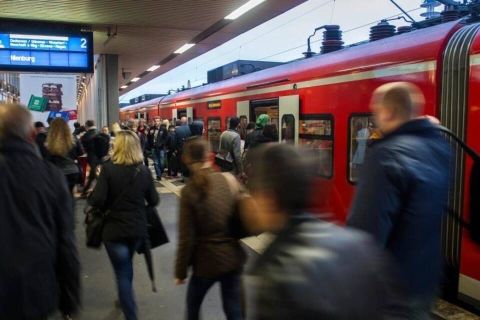 Reisende auf Bahnhof