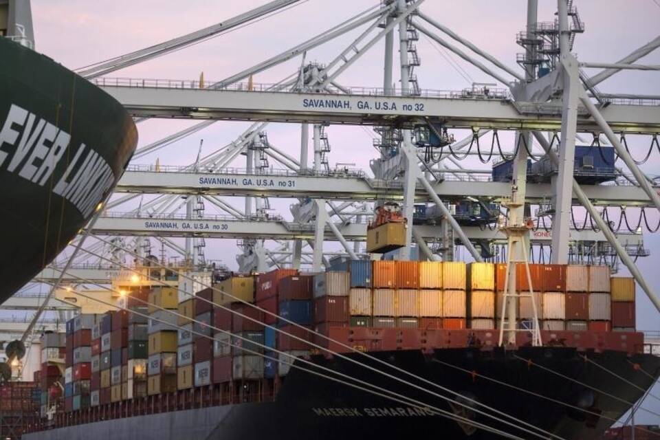 Containerumschlag im Hafen von Savannah