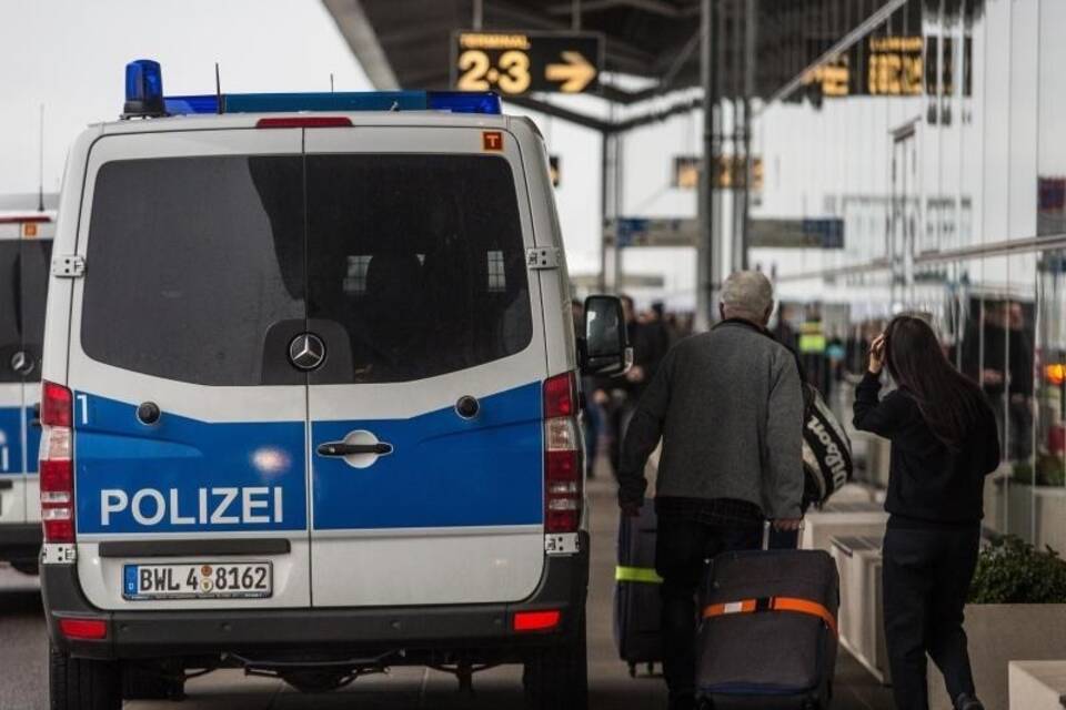 Polizeifahrzeuge am Flughafen Polizeifahrzeuge am Flughafen