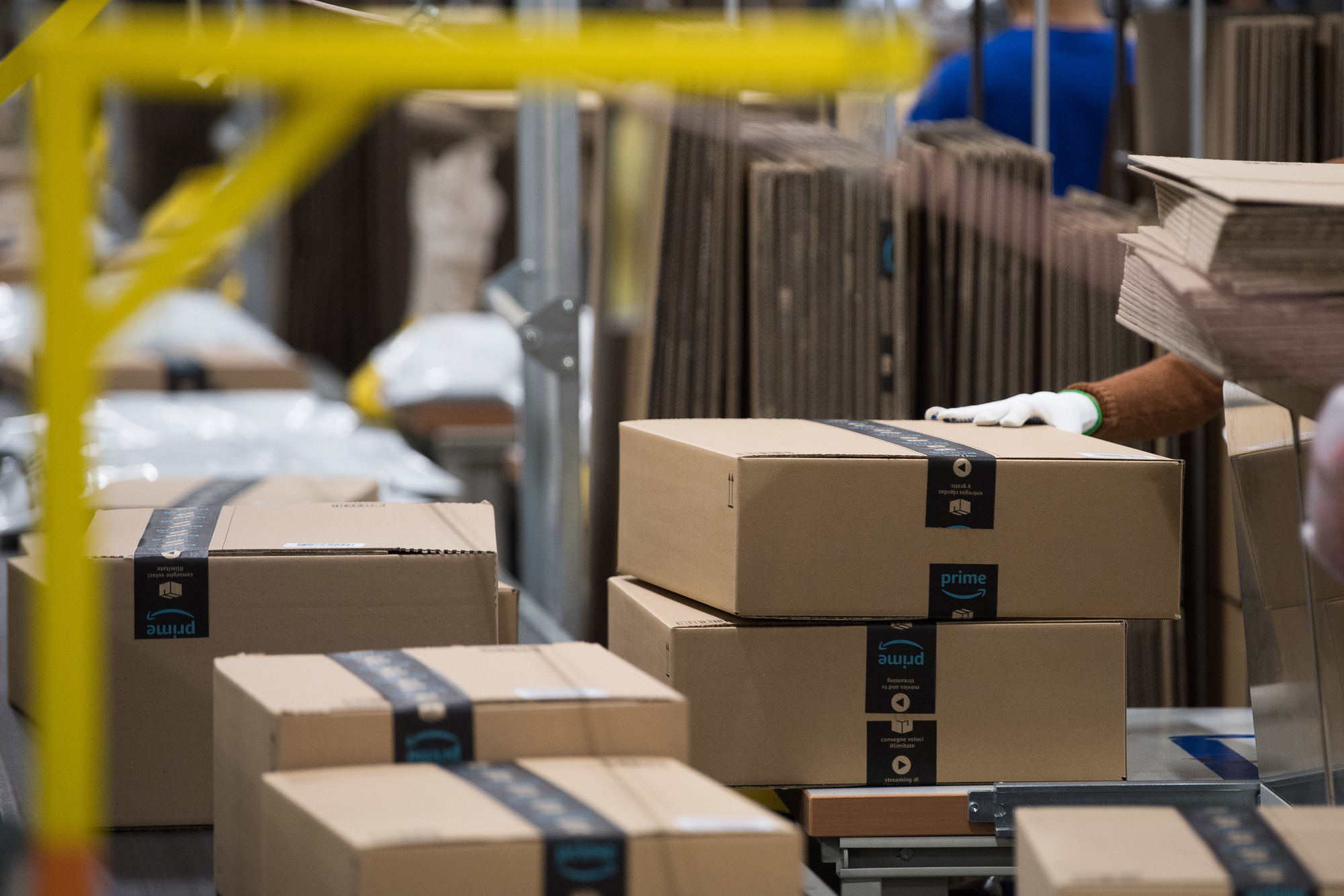 Pakete liegen beim Versandhändler Amazon auf einem Transportband. 