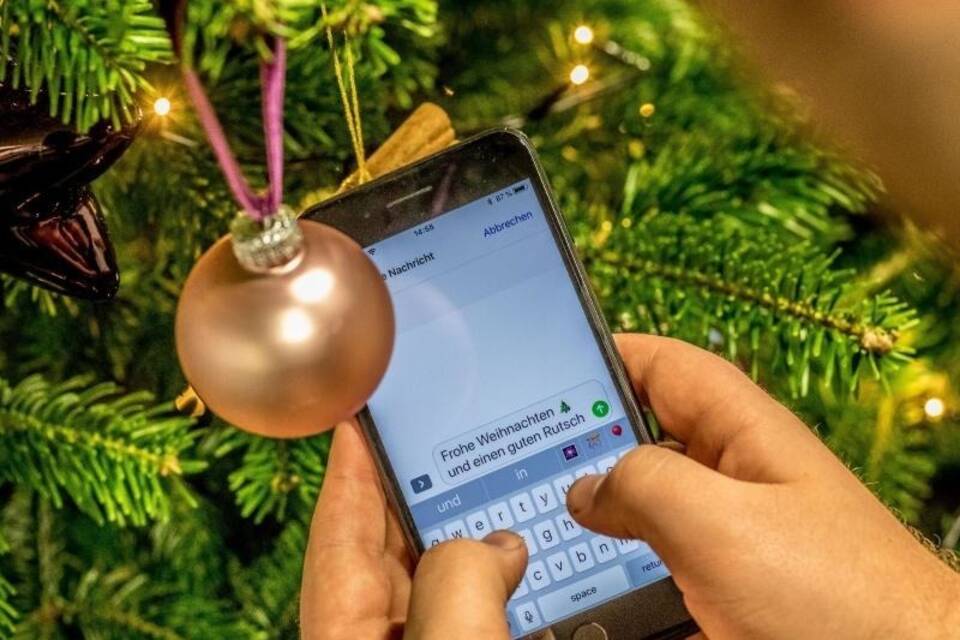 Smartphone unterm Weihnachtsbaum Smartphone unterm Weihnachtsbaum
