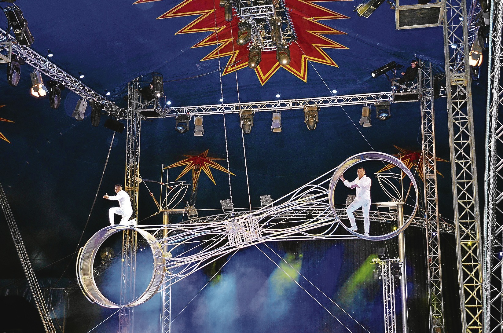 Heidelberger Weihnachtszirkus Nervenkitzel unter der Zeltkuppel