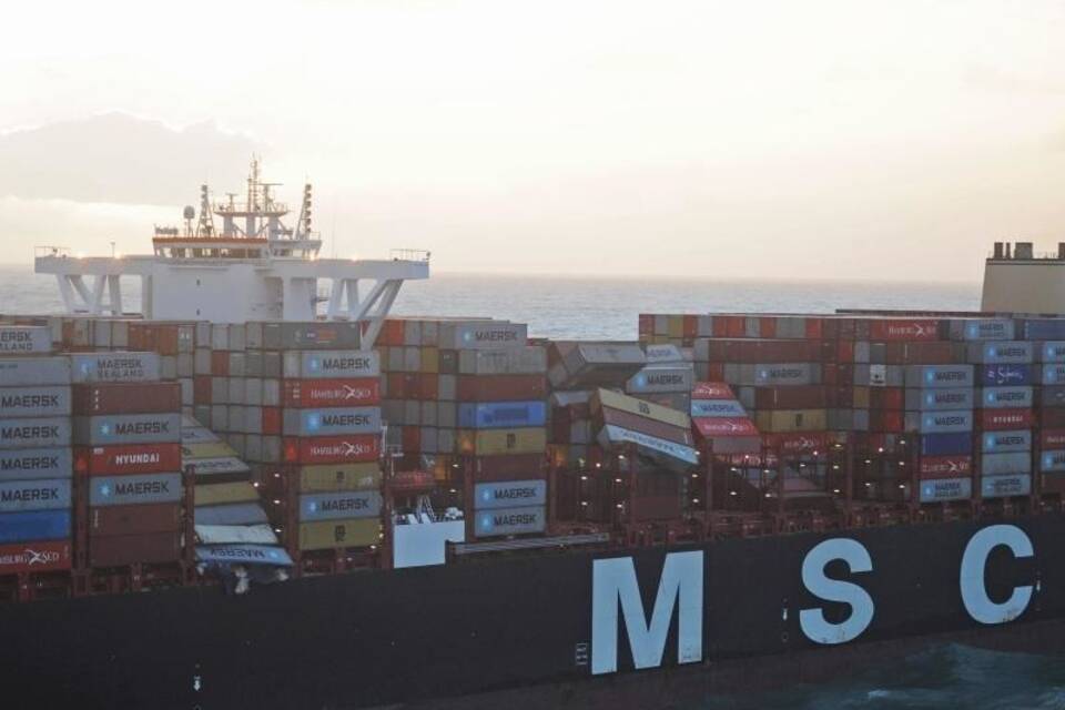 Frachter verliert 270 Container
