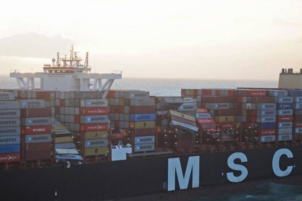 Frachter verliert 270 Container Frachter verliert 270 Container