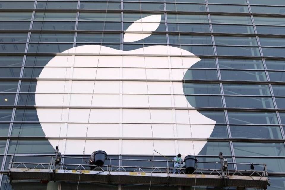 Apple Apple