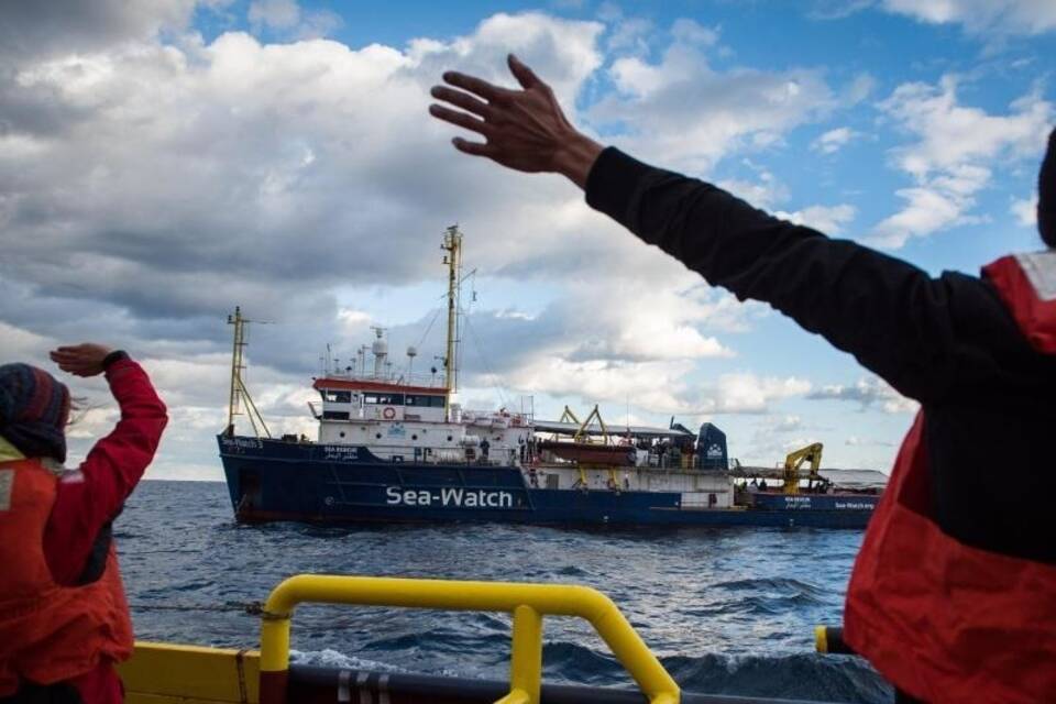 Migranten auf Rettungsschiff vor Malta Migranten auf Rettungsschiff vor Malta