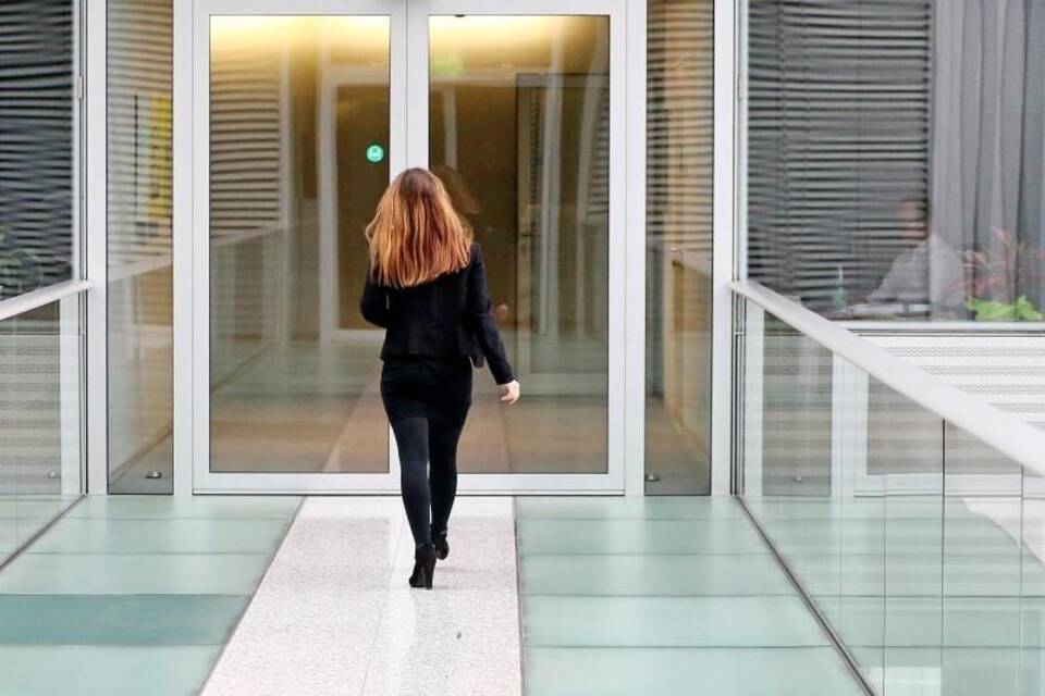 Frau geht durch Konzernzentrale Frau geht durch Konzernzentrale
