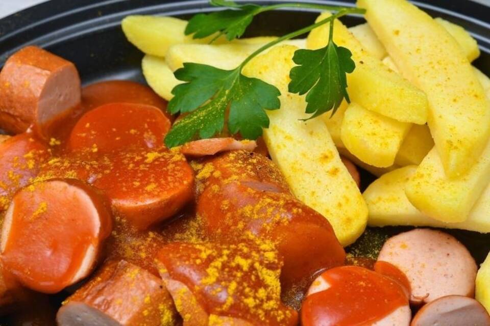 Currywurst mit Pommes frites Currywurst mit Pommes frites