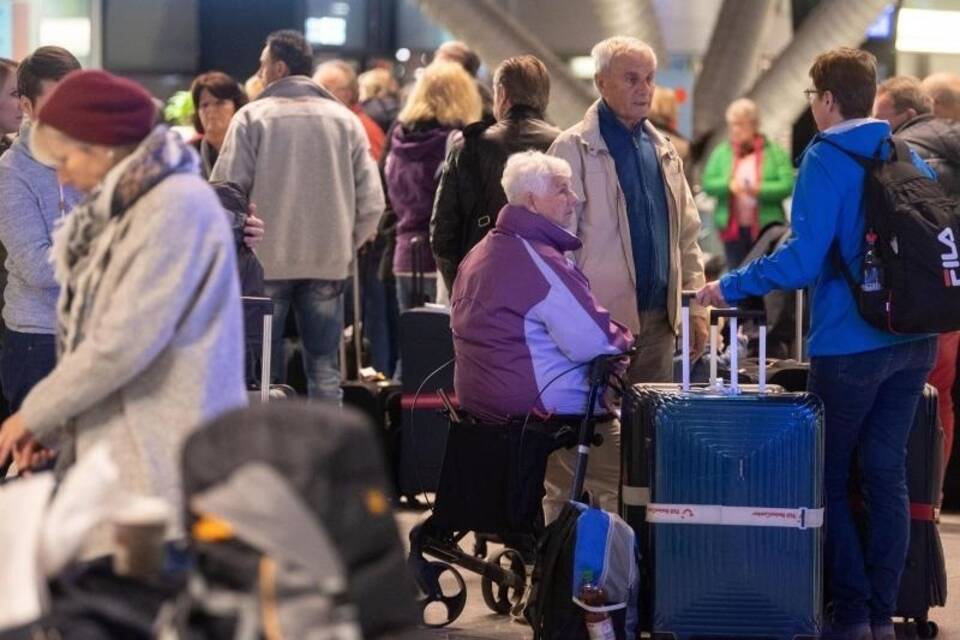 Passagiere am Stuttgarter Flughafen
