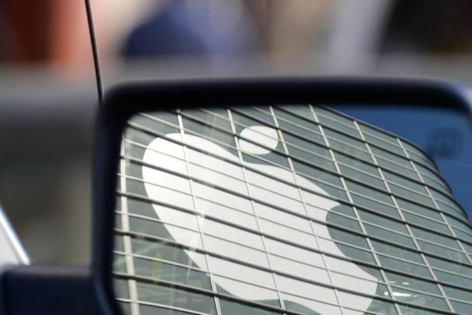 Apple-Logo in einem Autospiegel Apple-Logo in einem Autospiegel