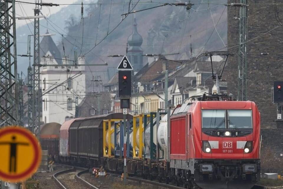 Güterzug-Trasse am Mittelrhein