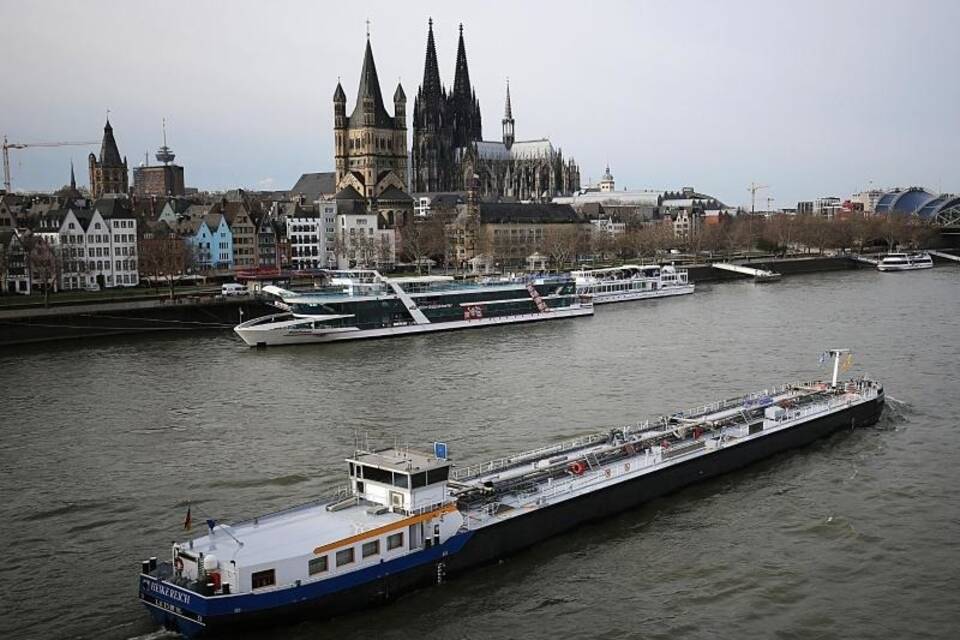 Binnenschiffe auf dem Rhein in Köln
