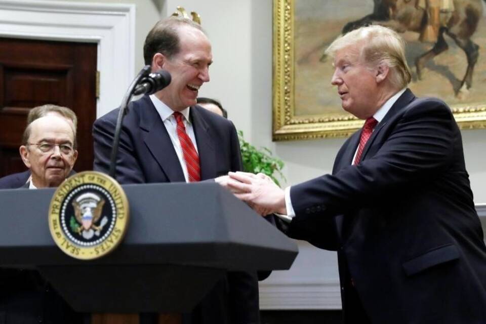 Trump reicht Malpass die Hände Trump reicht Malpass die Hände