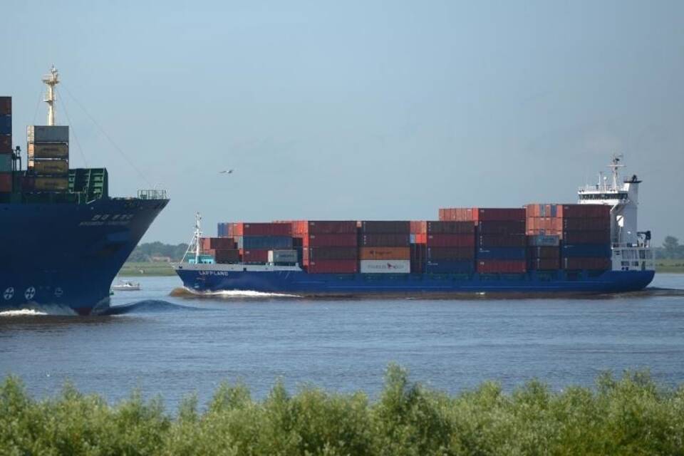 Containerschiffe auf der Elbe