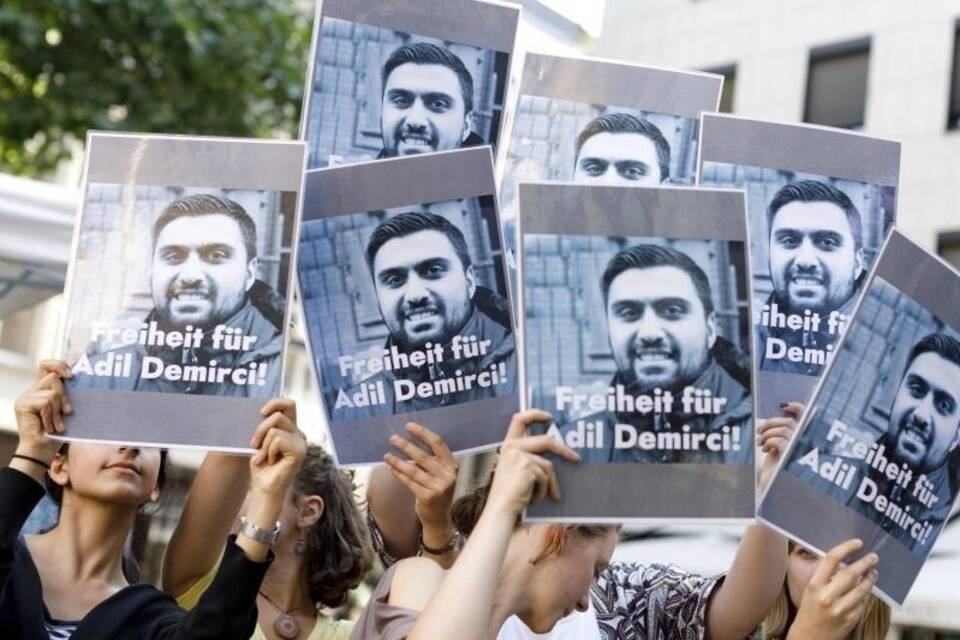 Demonstration für Adil Demirci