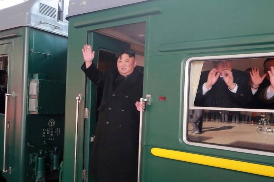 Kim Jong Un winkt vor der Abfahrt nach Hanoi