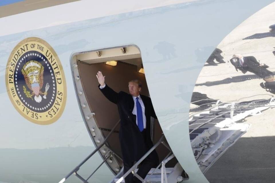 Trump vor dem Abflug nach Vietnam