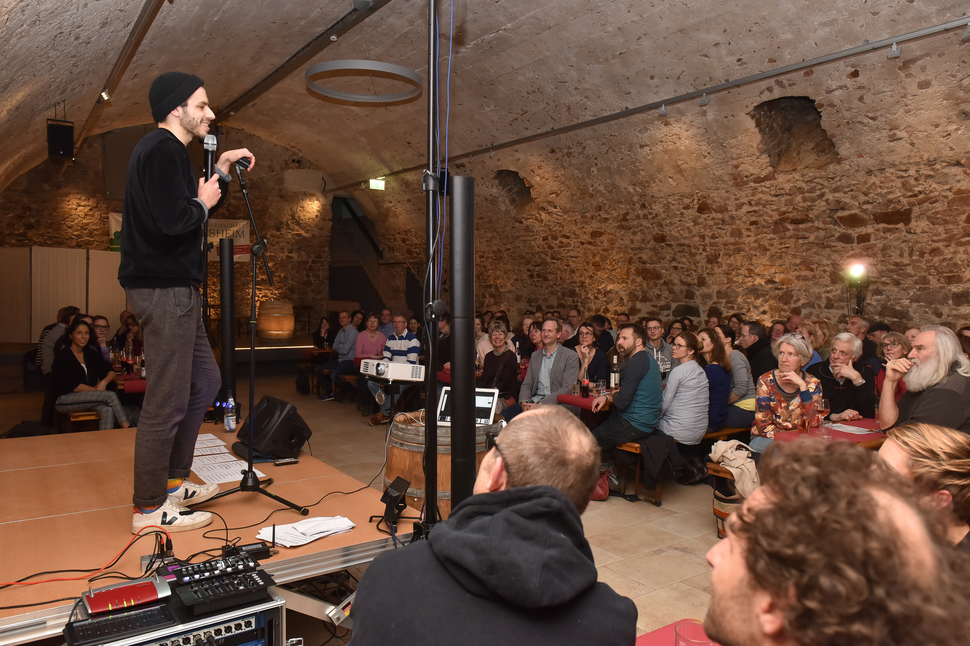 Poetry Slam in Schriesheim Emotionale Achterbahnfahrt im Zehntkeller