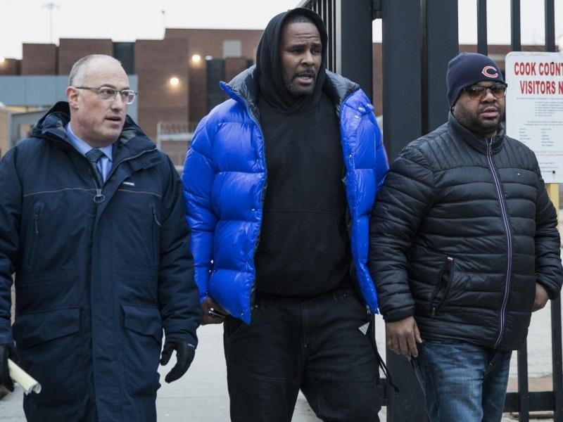 Missbrauchsvorwürfe: R. Kelly gegen Kaution aus Gefängnis ...