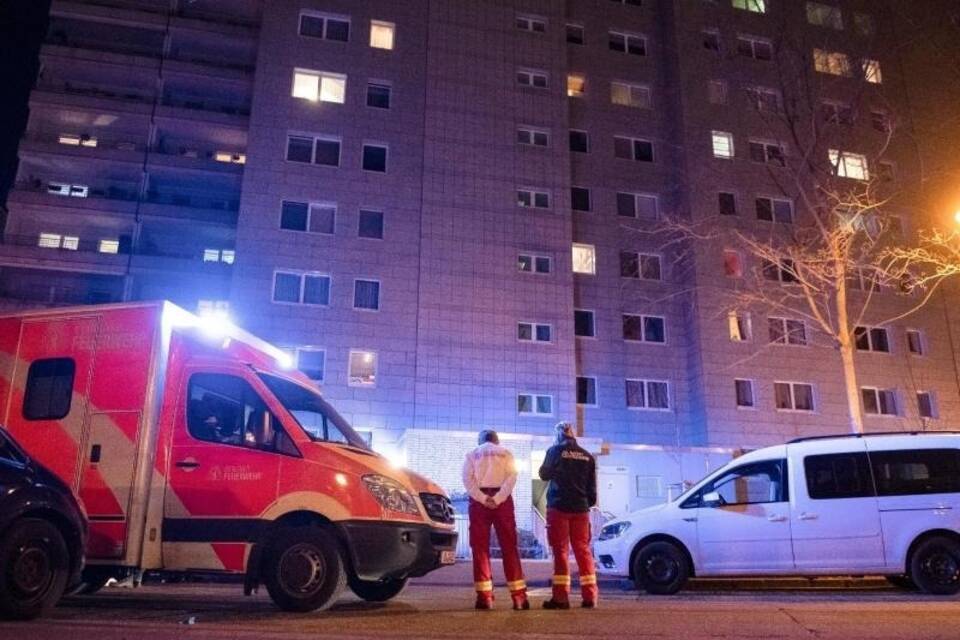 Kind stürzt aus Hochhaus