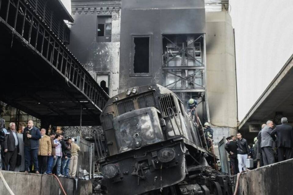 Feuer am Hauptbahnhof von Kairo