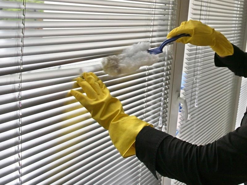 Umfrage: Frauen putzen mehr als Männer - Leute - RNZ